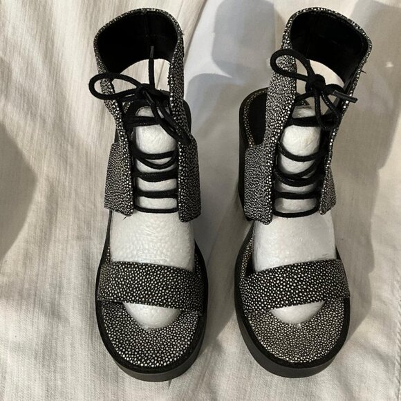 Windsorsmith "PIPPIE" Sting Ray Leather lace-up block heels NWOB Size 7.5 - Picture 7 of 9